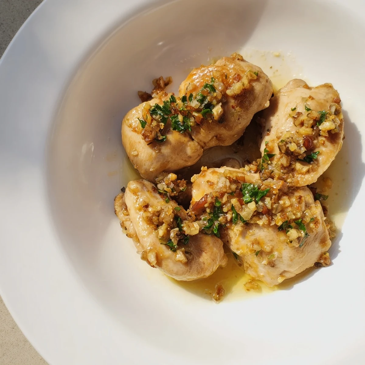 Juicy, bite-sized garlic butter chicken nestled in a flavorful, glistening garlic butter sauce, delicious.